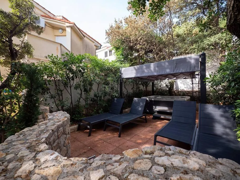 Apartment W/ Spacious Terrace Mandre Holiday home