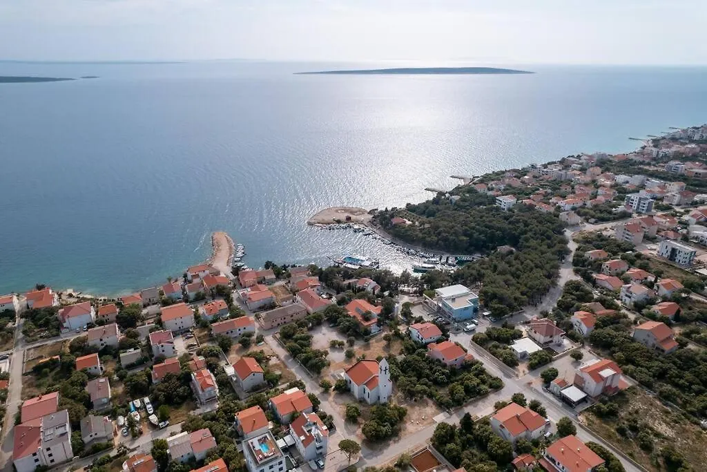 Apartment W/ Spacious Terrace Mandre