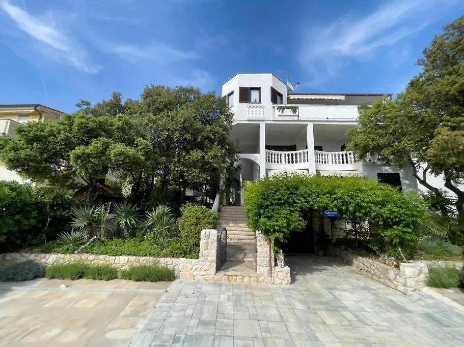 Apartment W/ Spacious Terrace Mandre